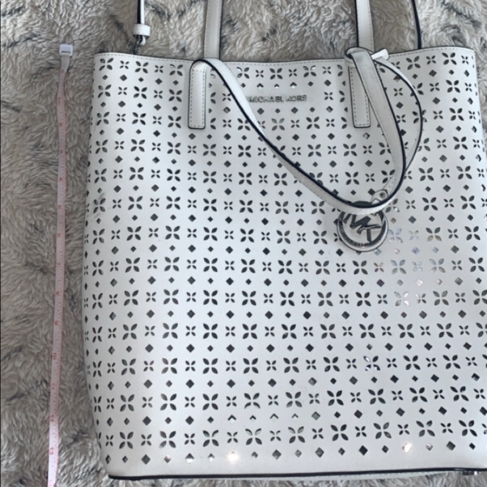 White Michael Kors shoulder bag or Crossbody